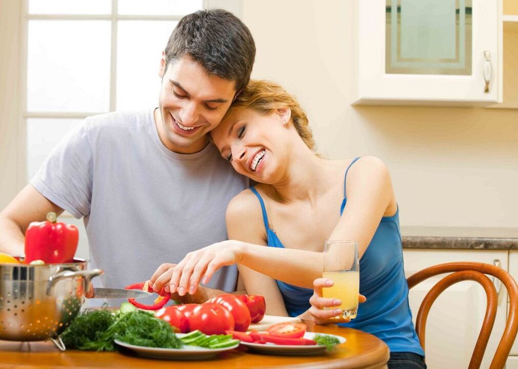 una mujer y un hombre preparan verduras para aumentar la potencia